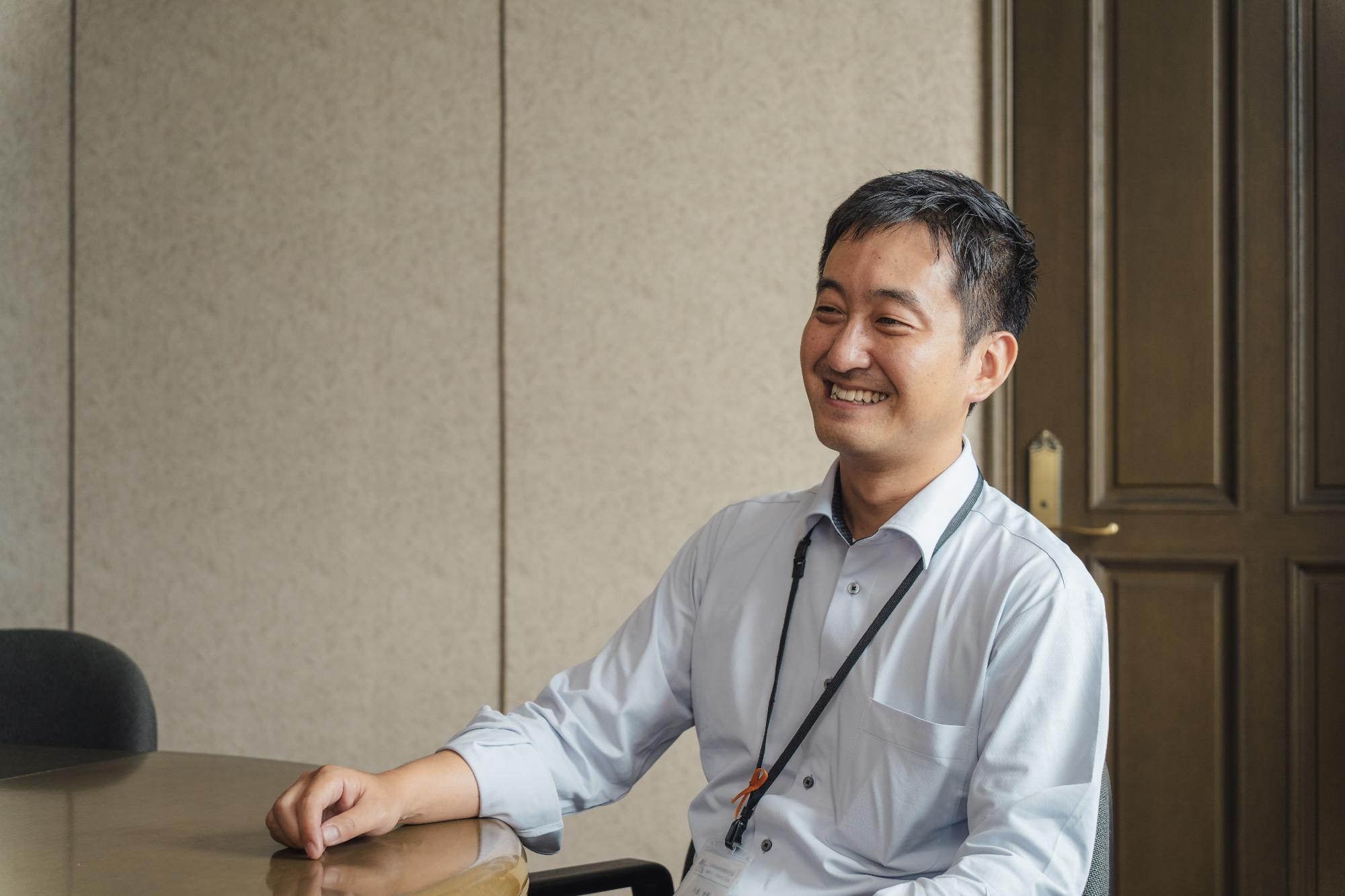 インタビューに答える小池さん
