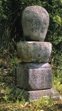 長福寺の無縫塔の写真