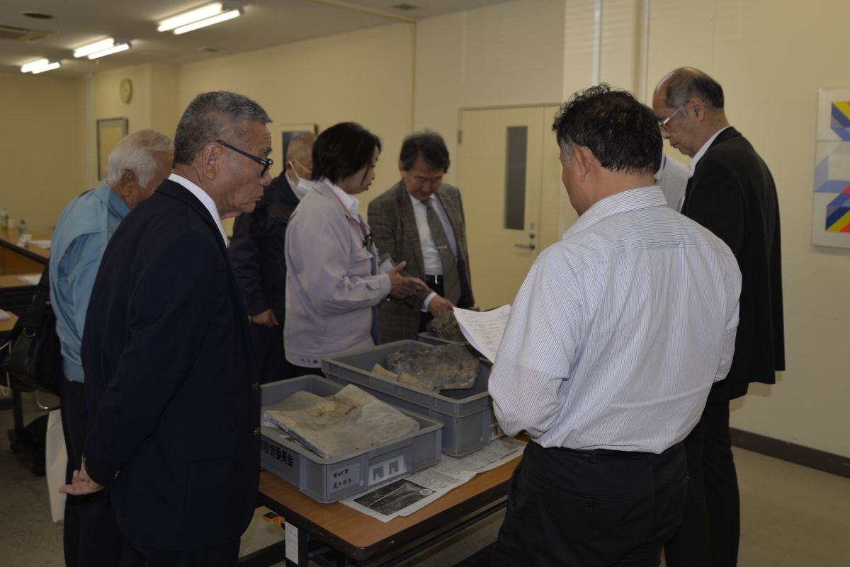 南宮神社鐘撞堂 修理検討会 瓦の確認