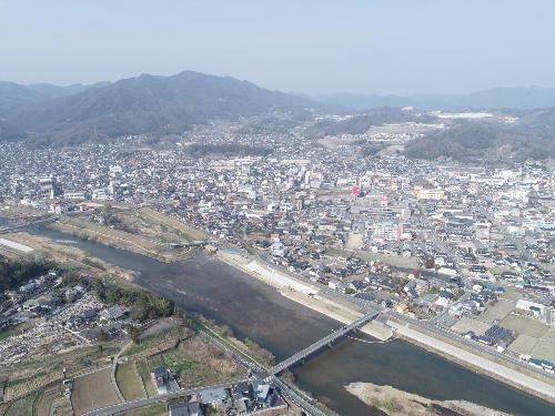 史跡備後国府跡が所在する府中市街地空撮写真