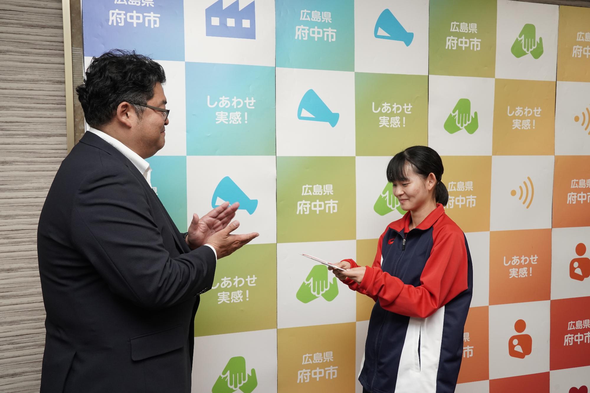 第9回スペシャルオリンピックス日本夏季ナショナルゲーム・東京に出場する佐野絢香さんと市長