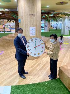 12.24府中商工会議所女性会からの掛け時計寄附受納式および設置式