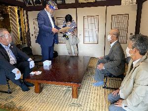 1003百歳高齢者へのお祝い状及び記念品贈呈