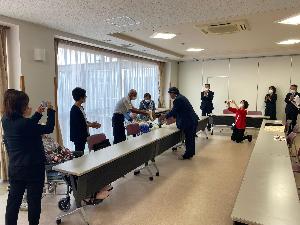 1003百歳高齢者へのお祝い状及び記念品贈呈