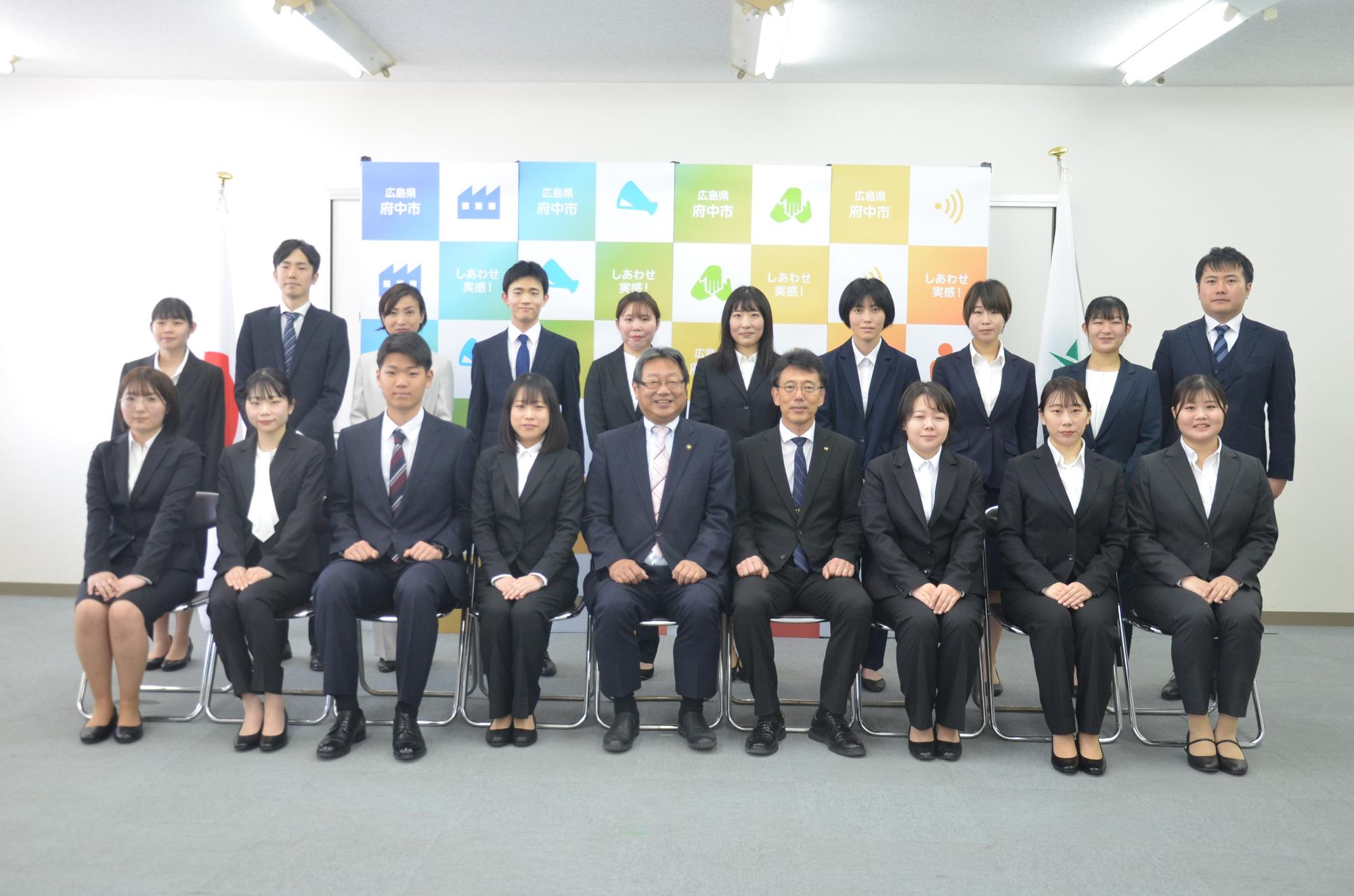 新入職員との集合写真