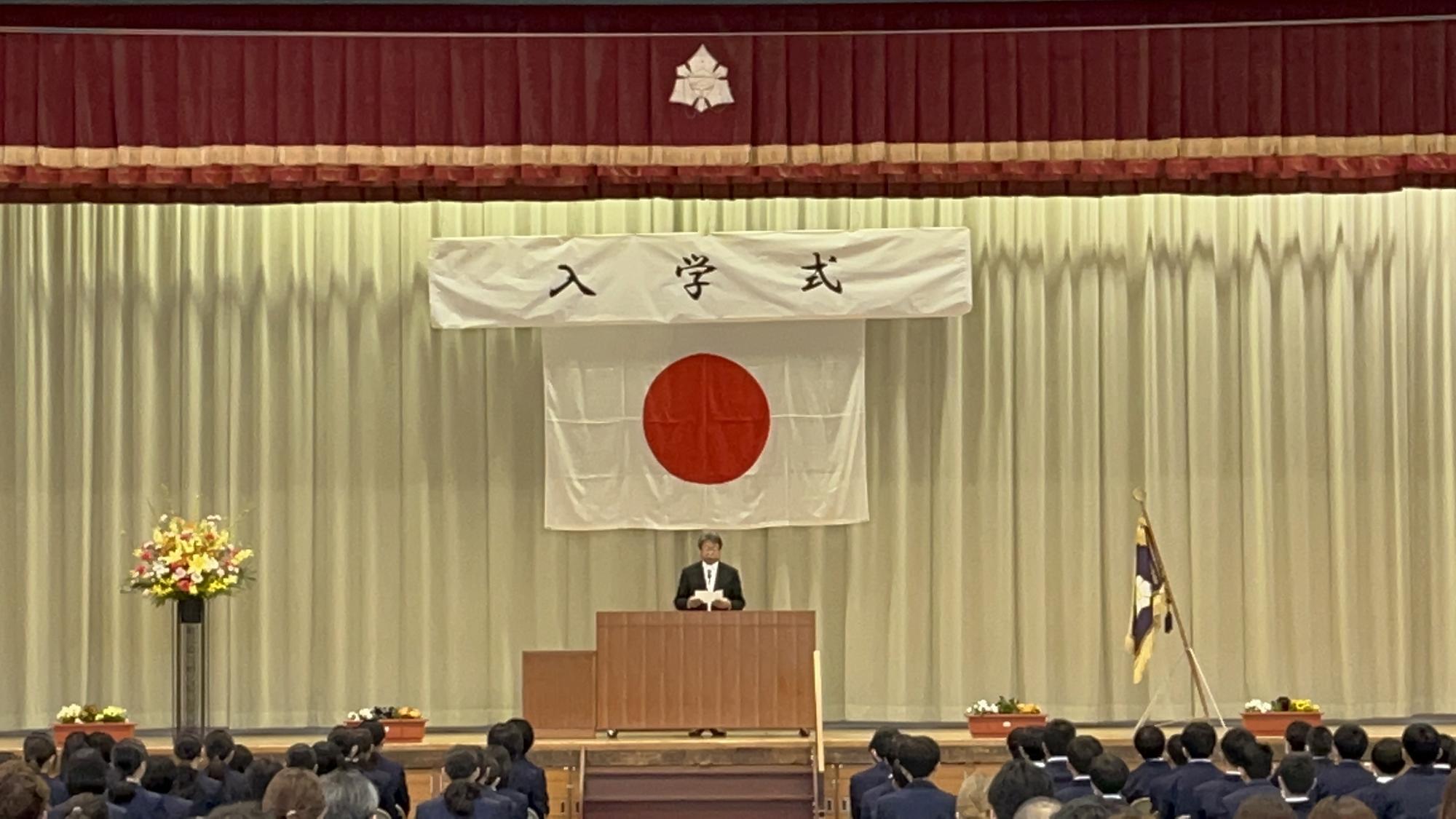第一中学校入学式での祝辞の様子