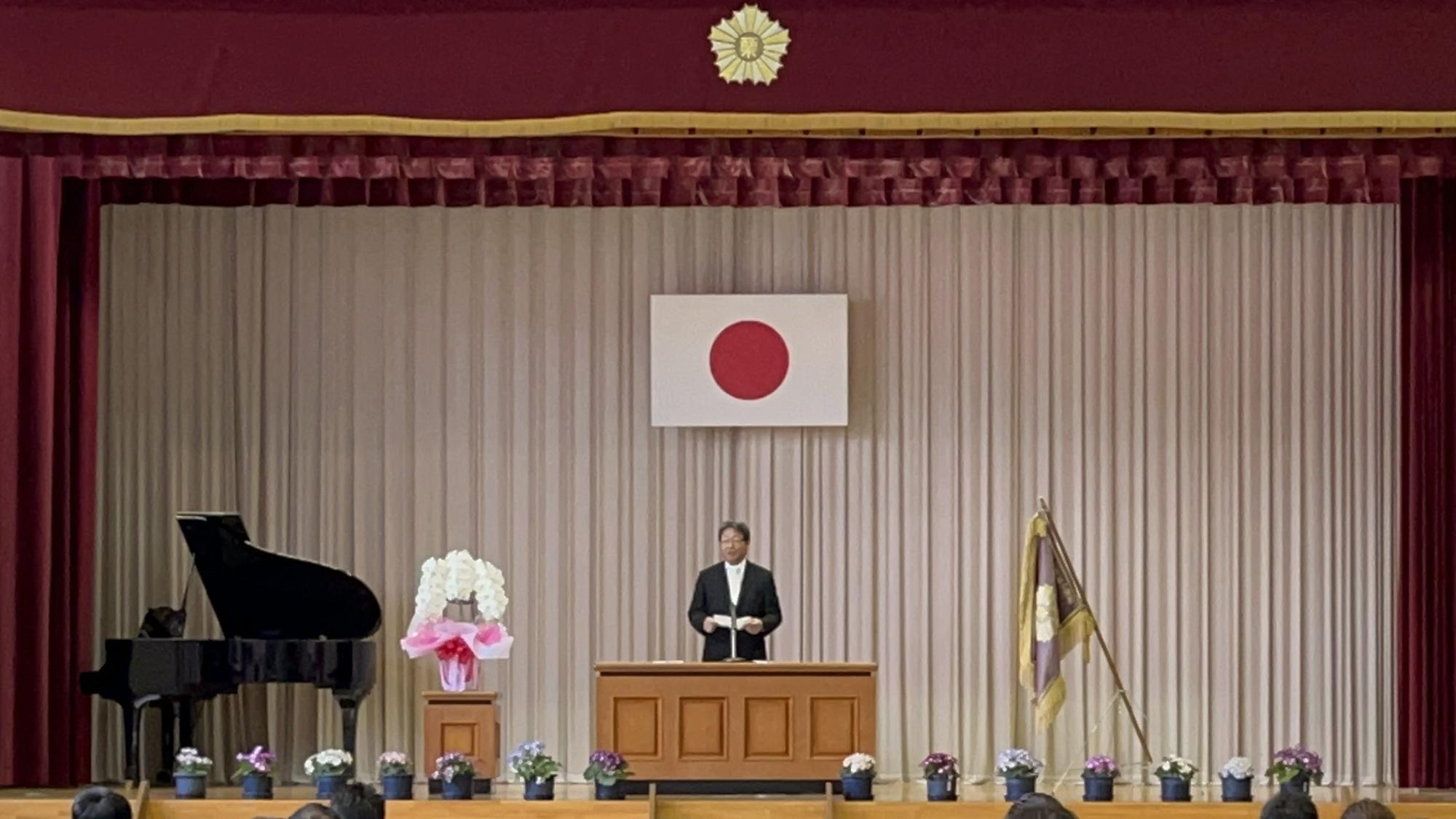 栗生小学校入学式での祝辞の様子