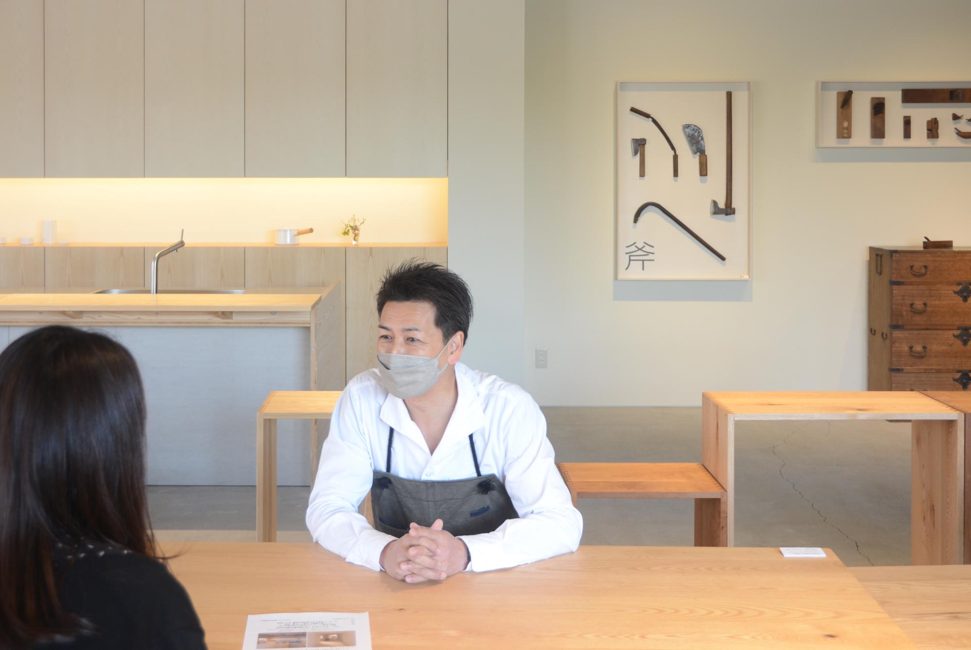若葉家具 井上社長がお話しされる様子
