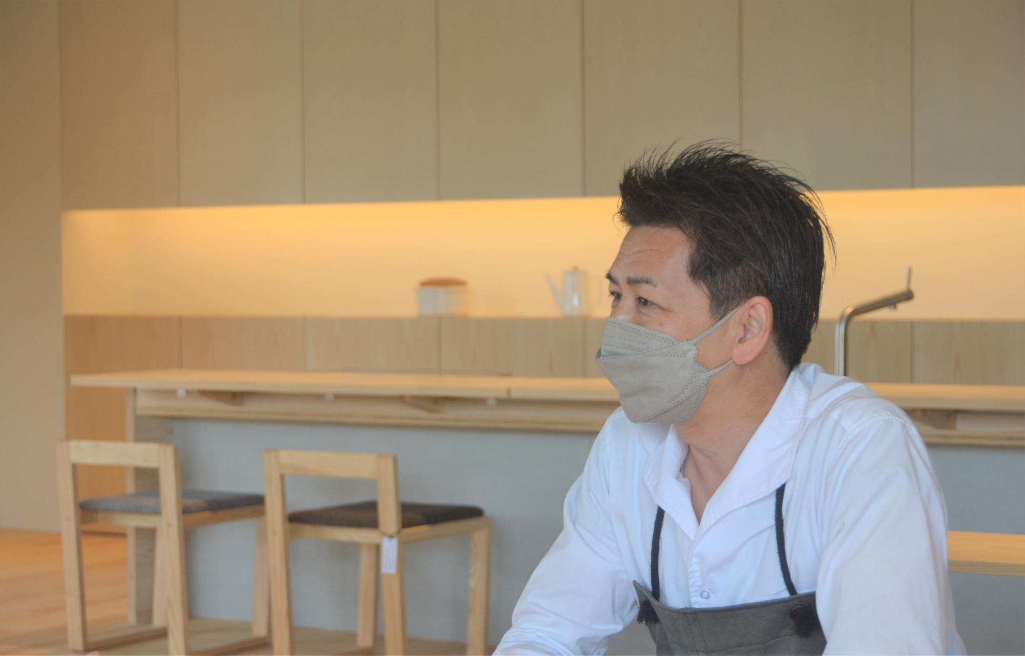 真剣な表情でお話しされる井上社長