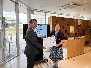 国際ソロプチミスト府中様へ感謝状を渡している様子