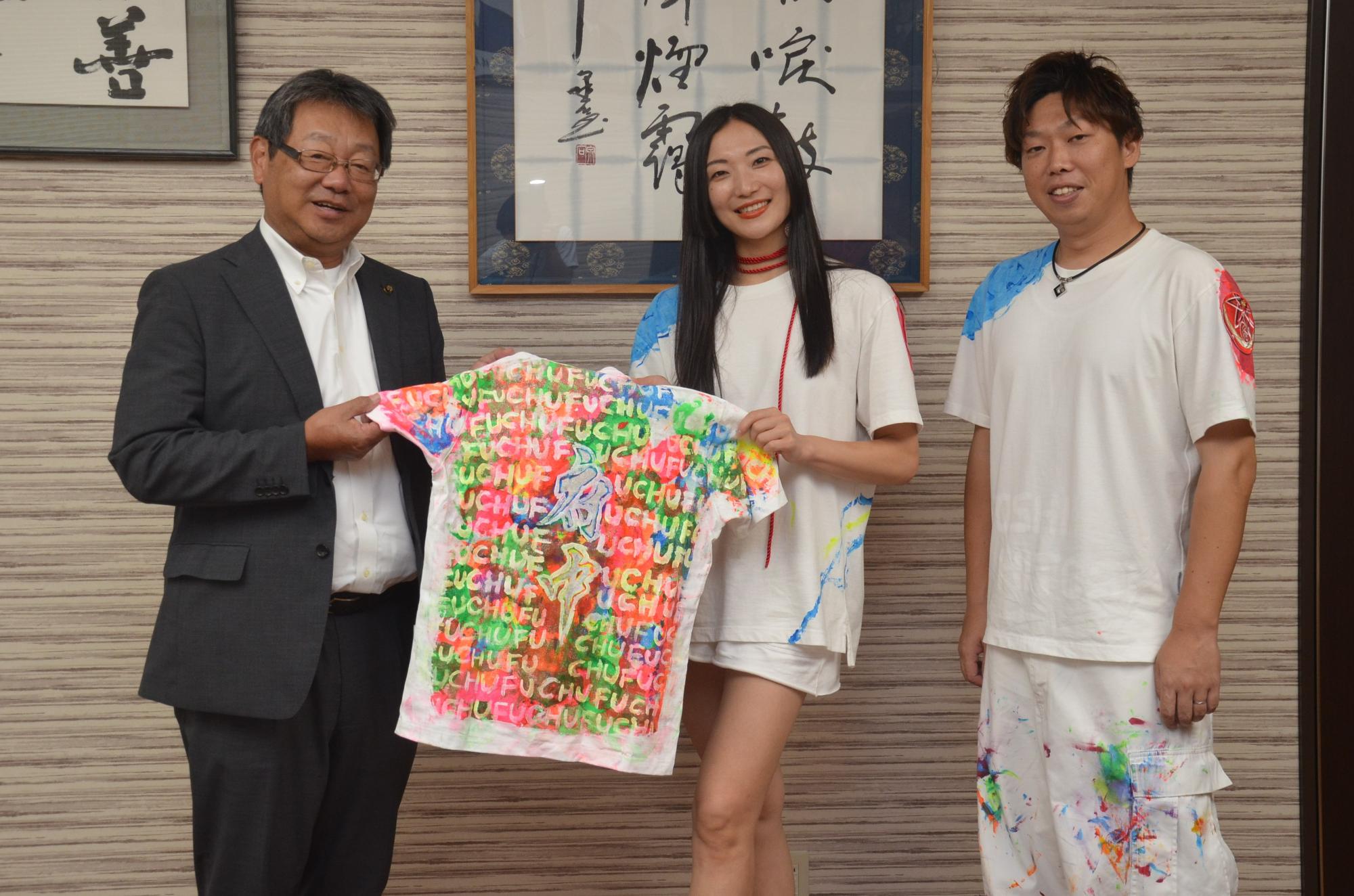 SUZUさん(中央)らとの記念写真