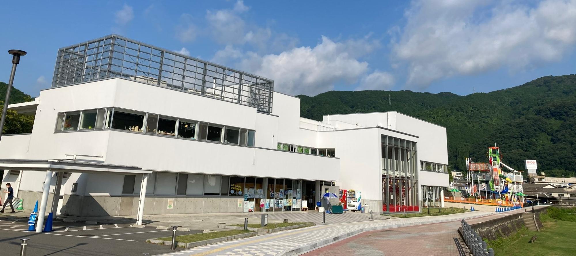府中市こどもの国ポムポムの外観