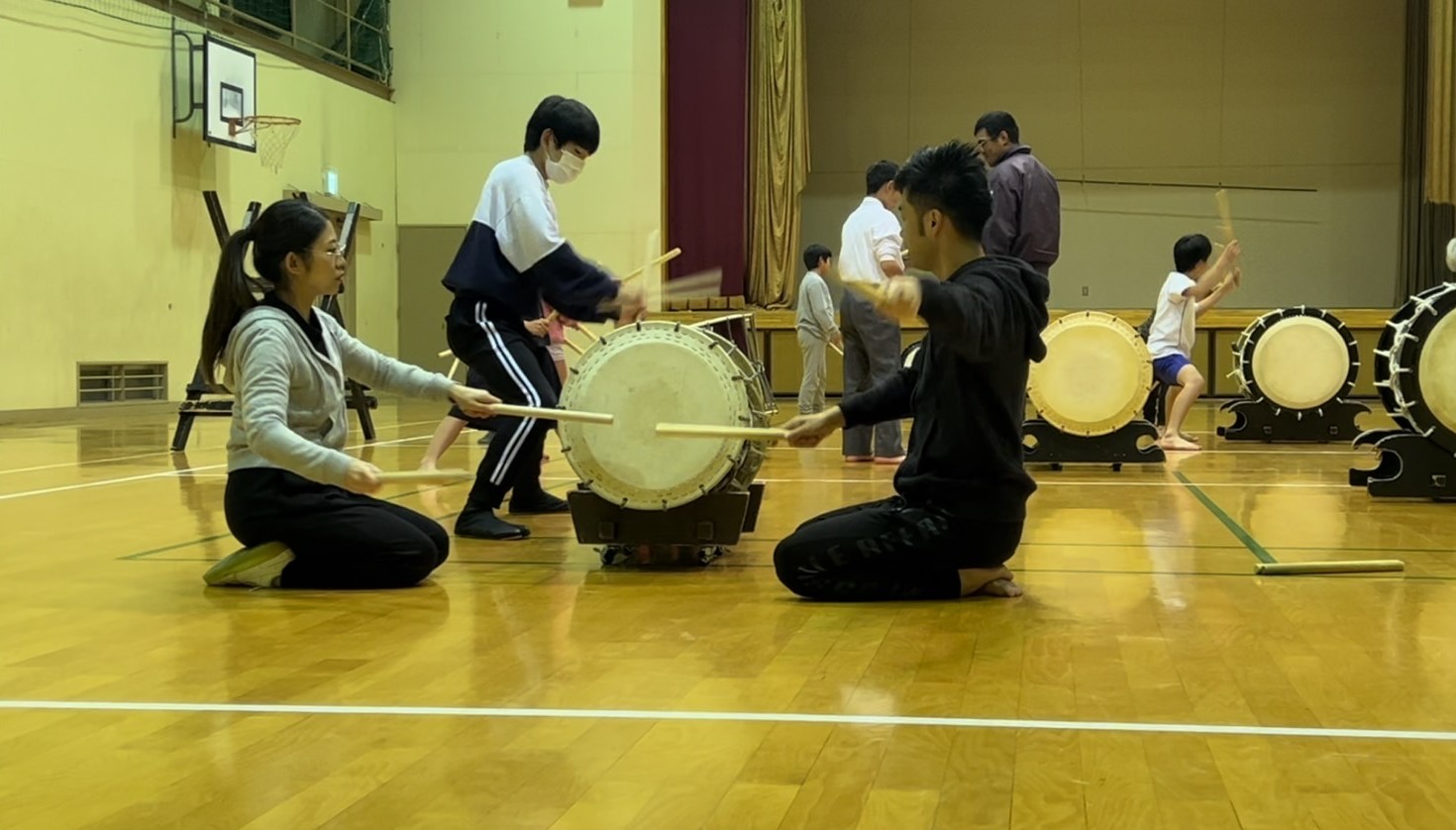 竹内さんの指導のもと練習する十五鼓乃会