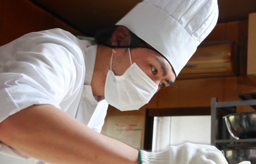 洋酒ケーキを作る職人さん