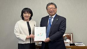三上絵里 参議院議員