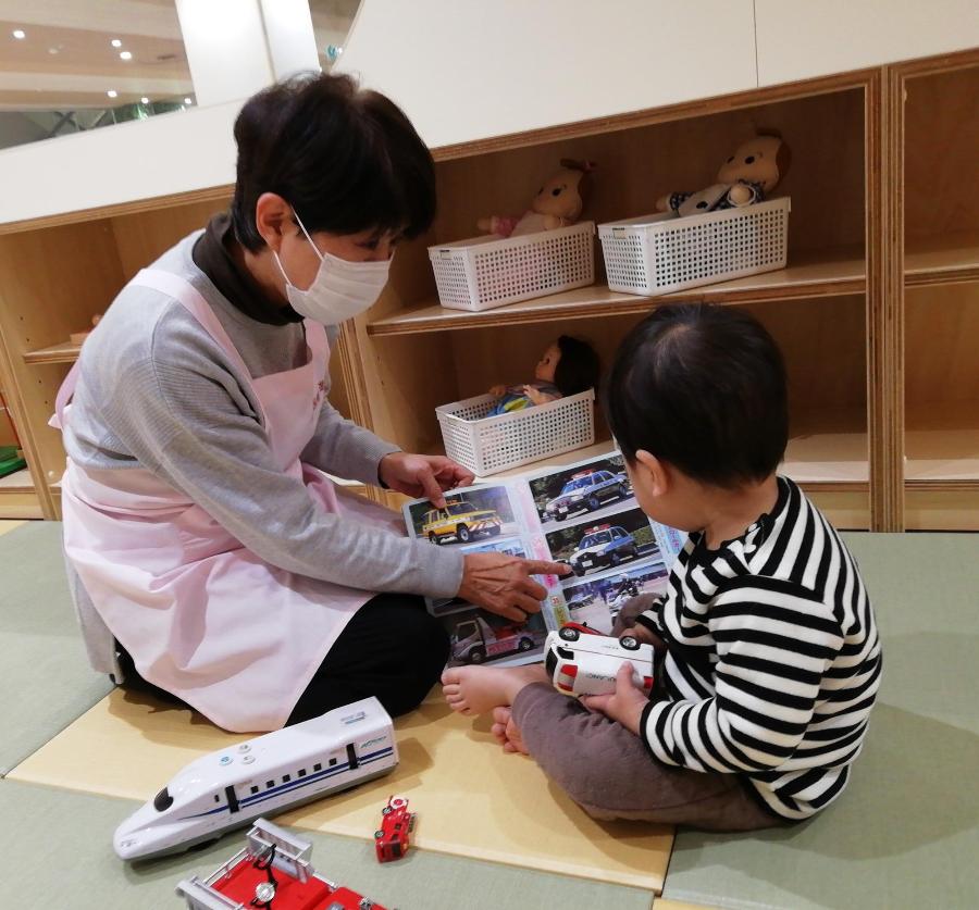 子どもに絵本を読む活動の様子