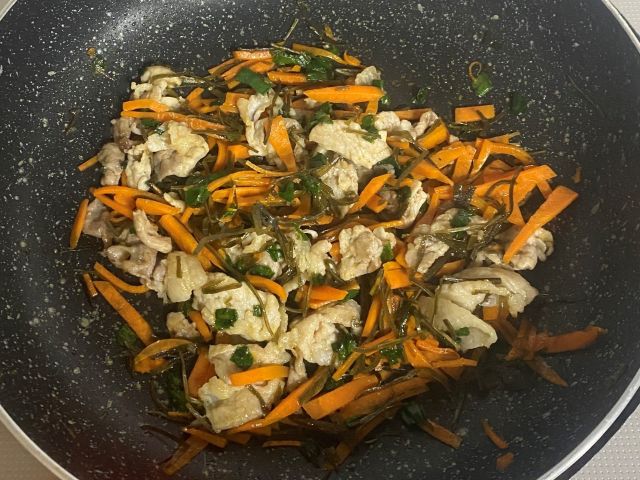 フライパンで炒め味をつける