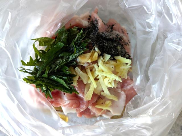 材料をナイロン袋に入れる