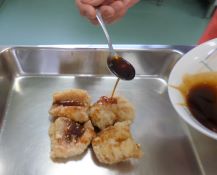 タレをかける