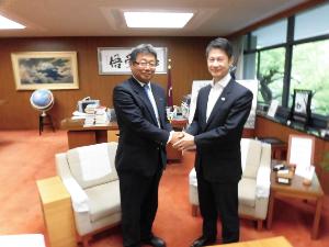 県知事と握手