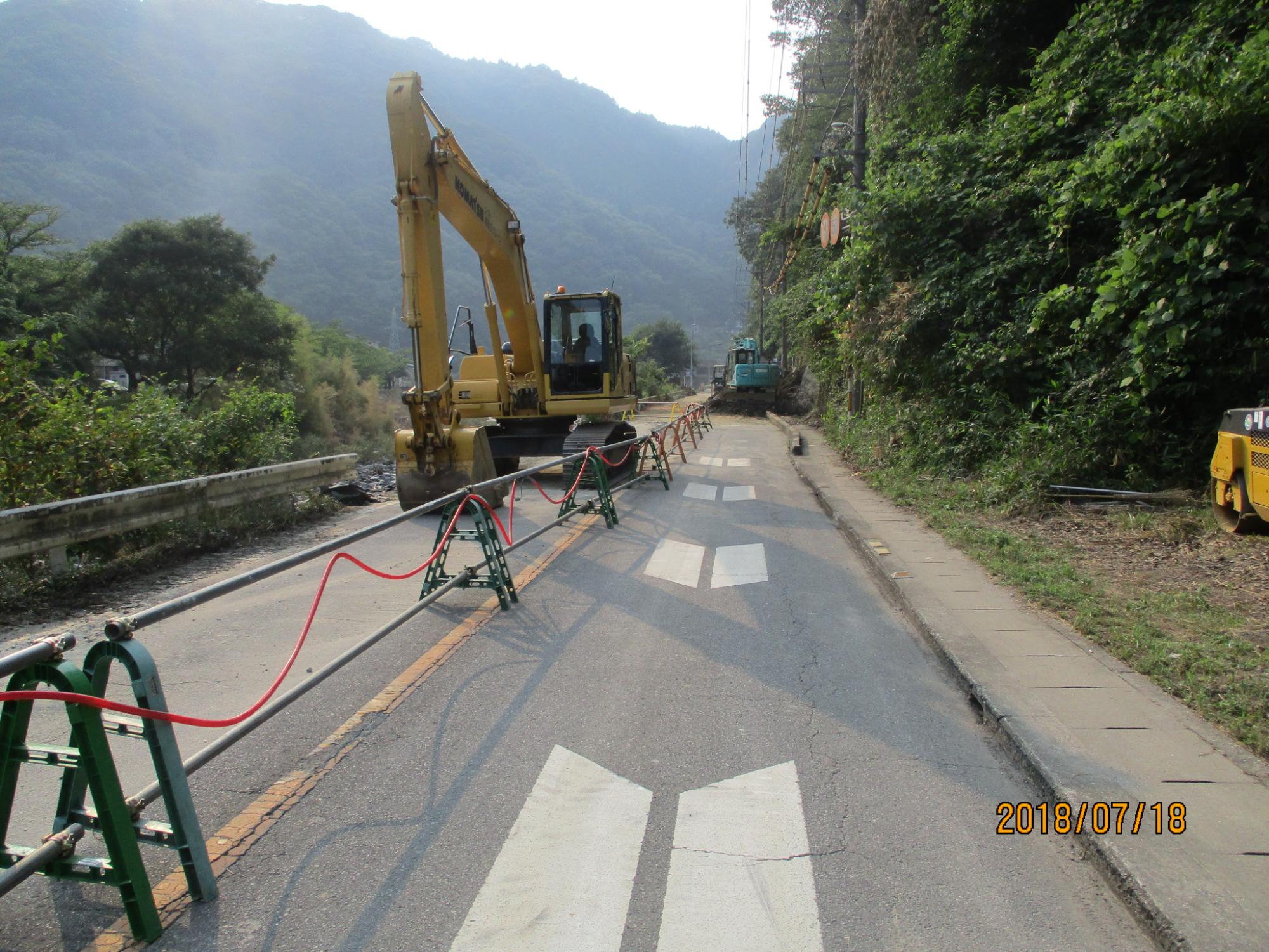 府中上下線の工事のようす 手前の道路はきれいになっているが、奥はまだ工事中