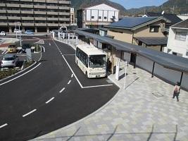 道の駅びんご府中のバス停に停車している右回りのぐるっとバス