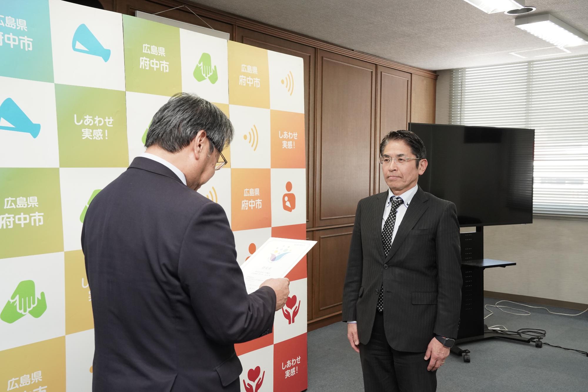認定証授与の様子