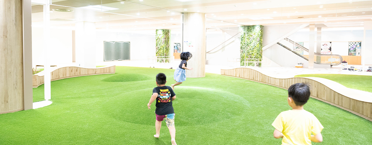芝生広場で子どもが遊んでいる様子の写真