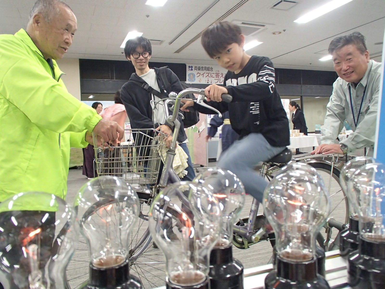 自転車発電にチャレンジする参加者