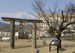 日吉神社府川石鳥居の写真