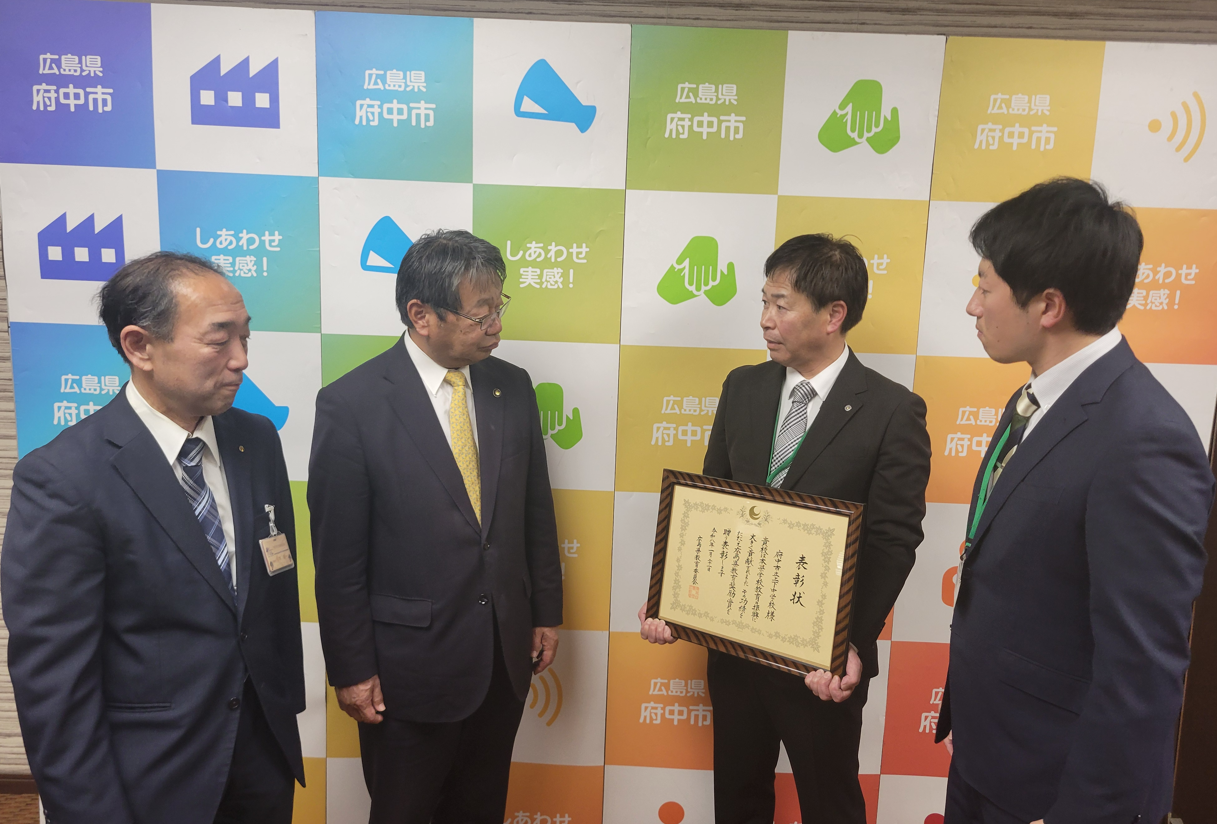 受賞内容について、市長・教育長に説明する様子の写真