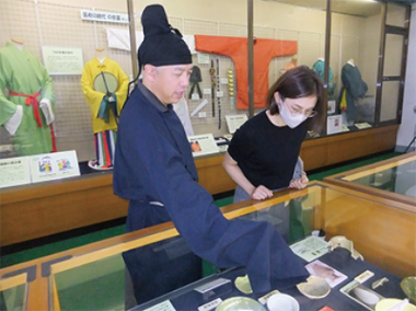 歴史民俗資料館学芸員の解説風景写真
