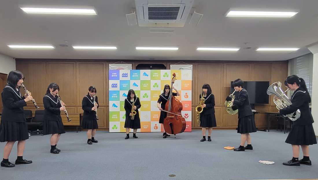 全国大会で演奏する曲を披露している様子の写真