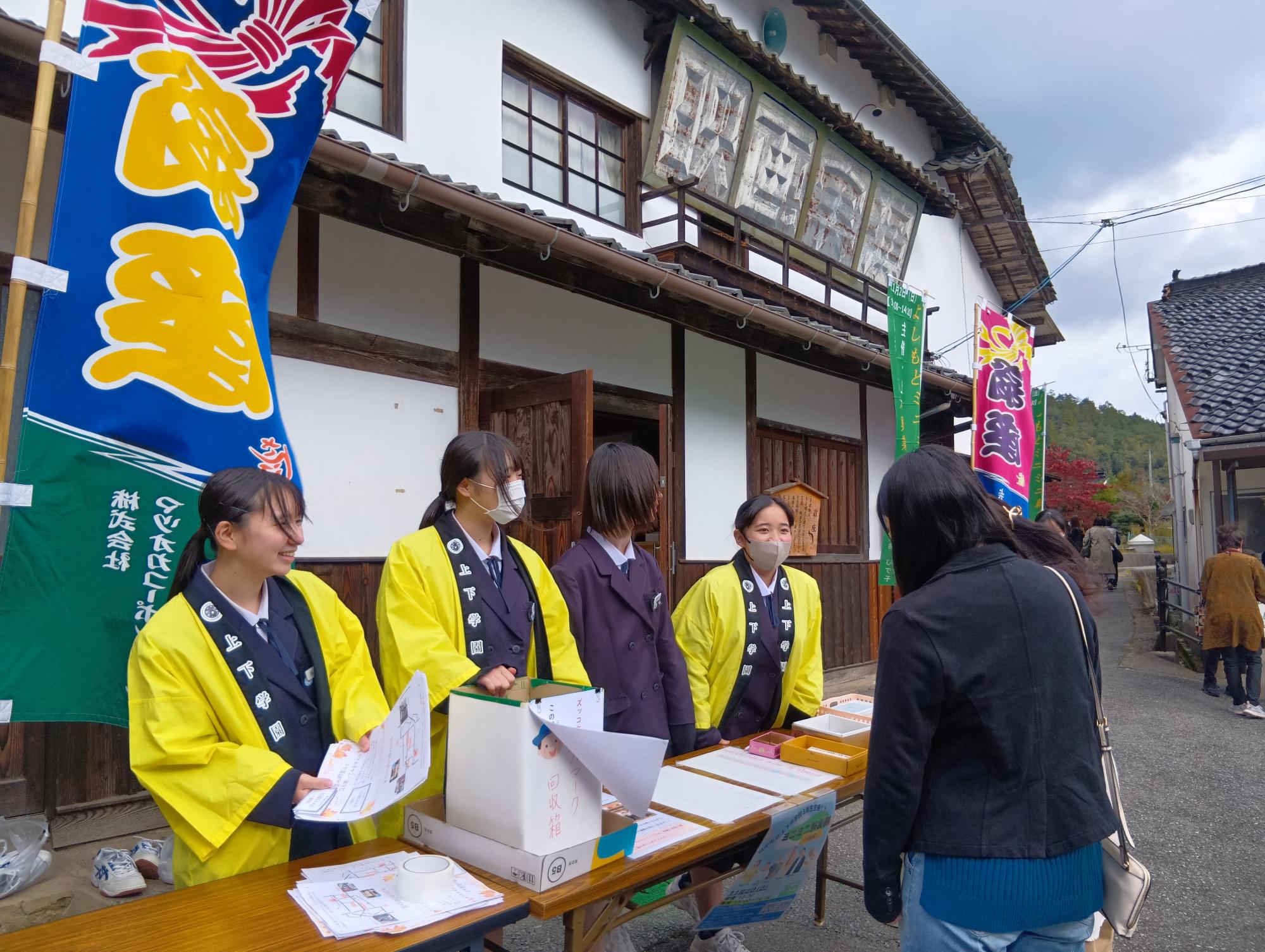 受付をしている様子の写真