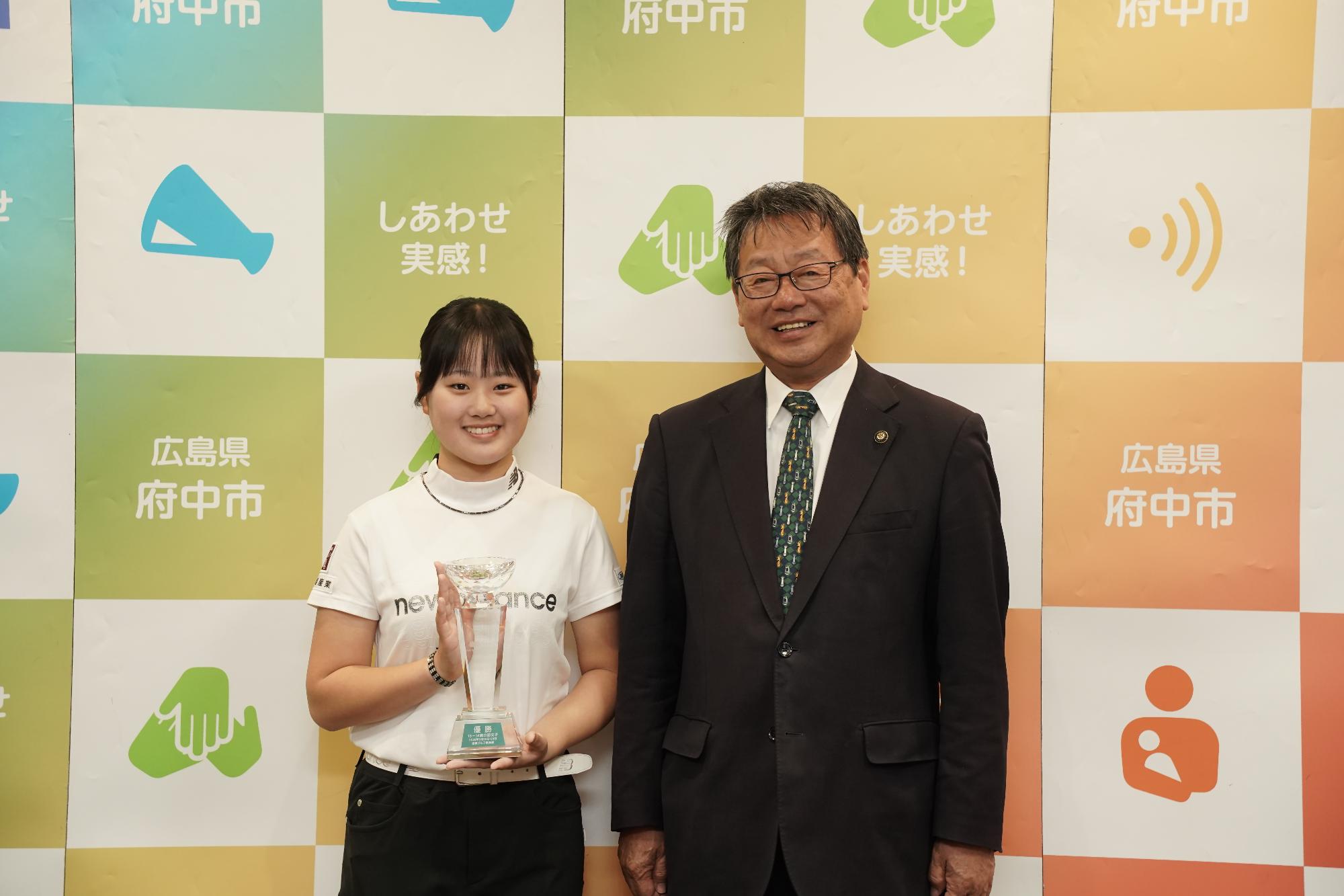 世界ジュニアゴルフ選手権に出場する寺岡虹選手と小野市長