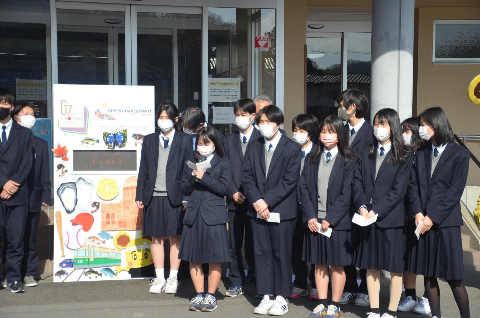 府中東高校生徒によるカウントダウンボードの紹介の様子