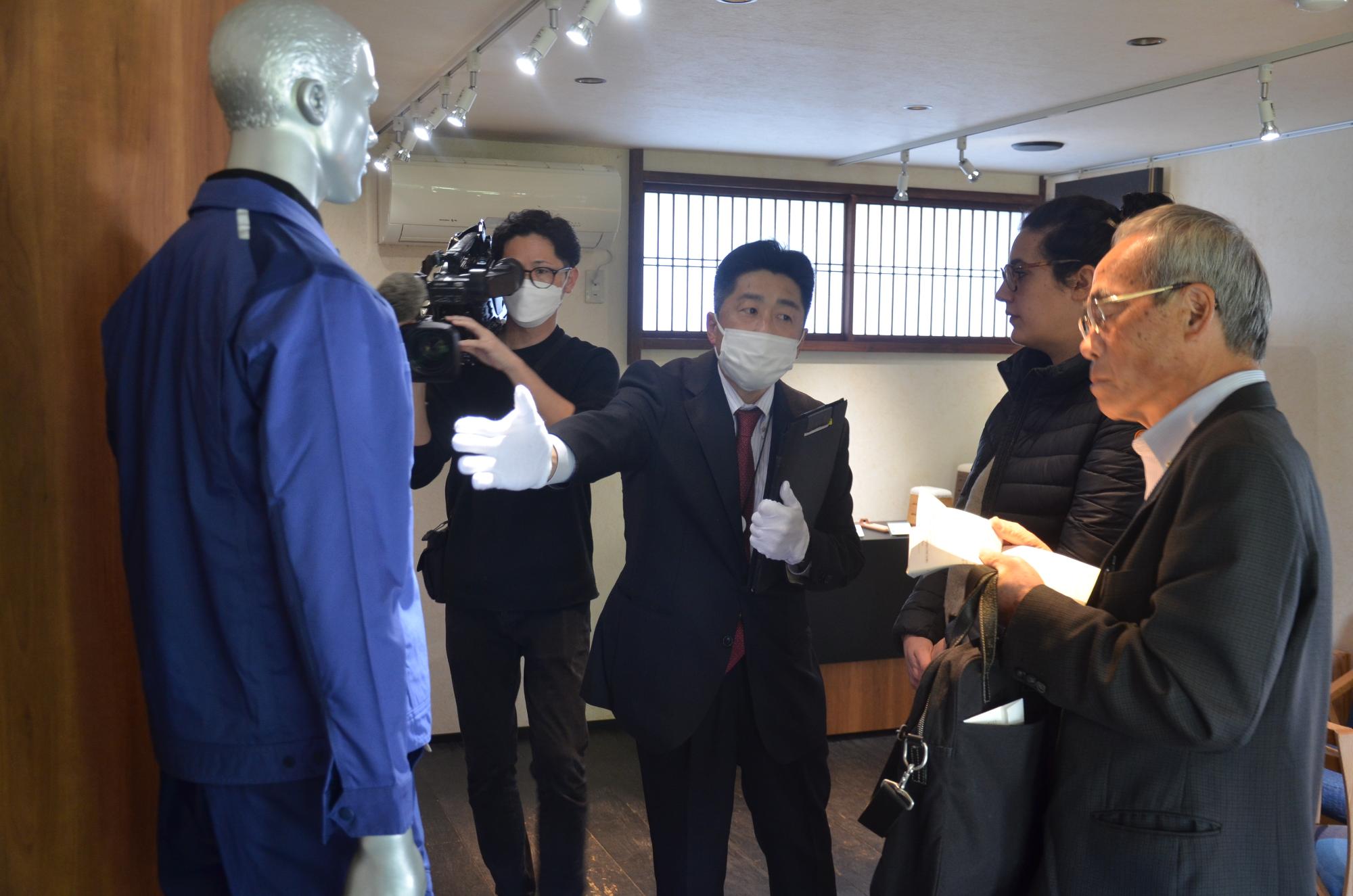 職員が府中市地場産品を記者に説明する様子