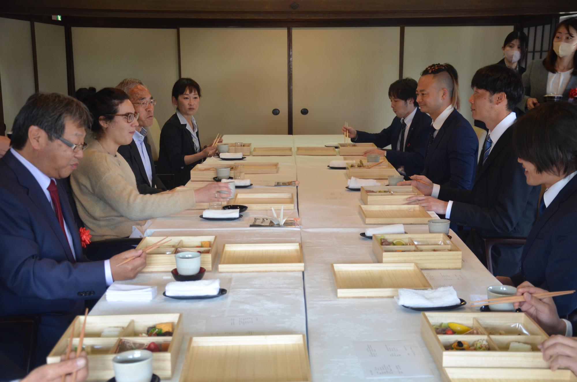 市長と生産者等が出席するの食事会の様子