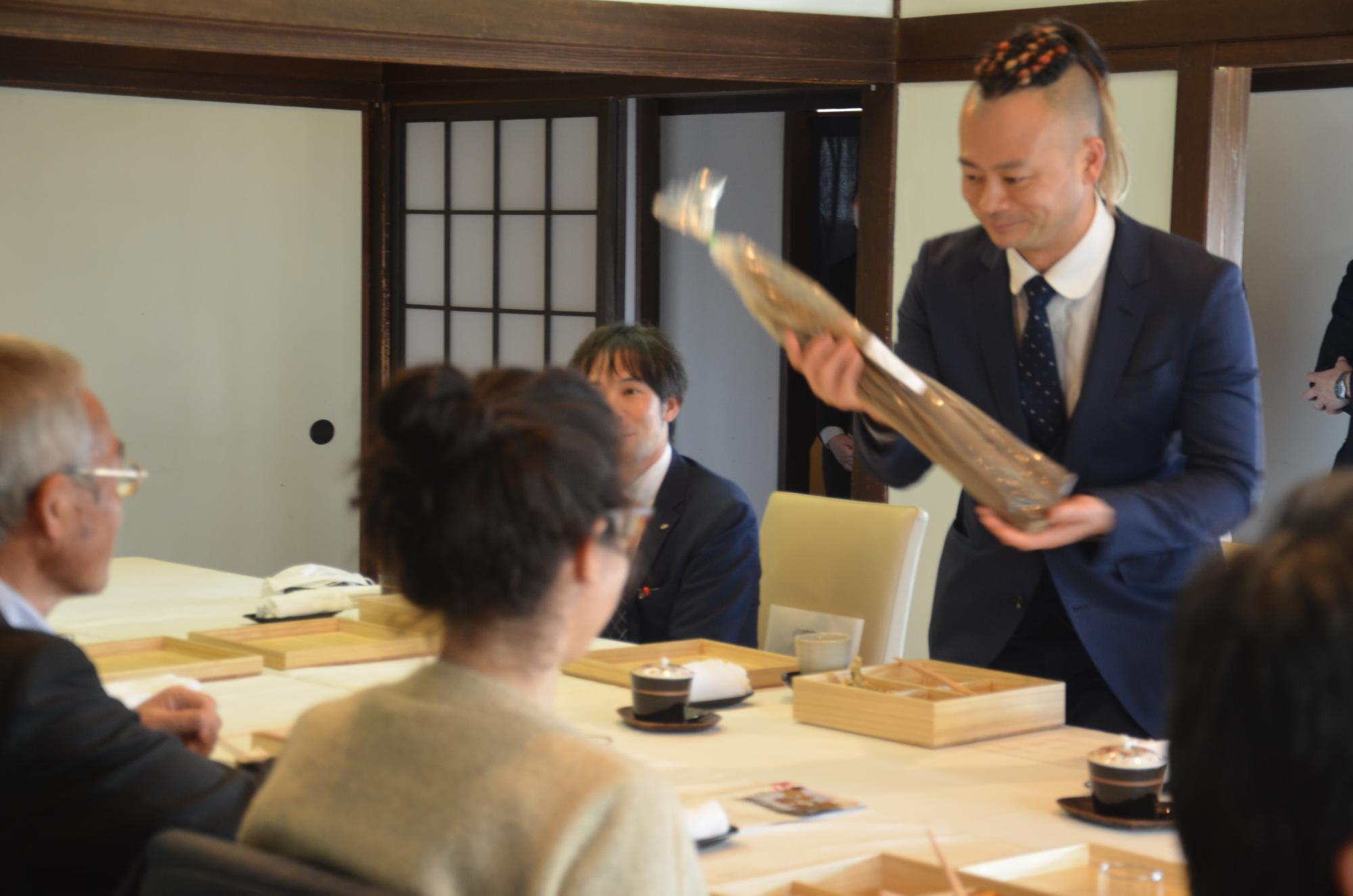 生産者が食材の魅力を伝える様子