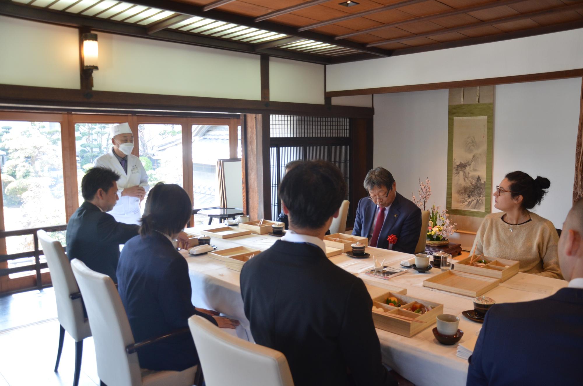 お弁当を手掛けた北岡氏がご挨拶をされる様子