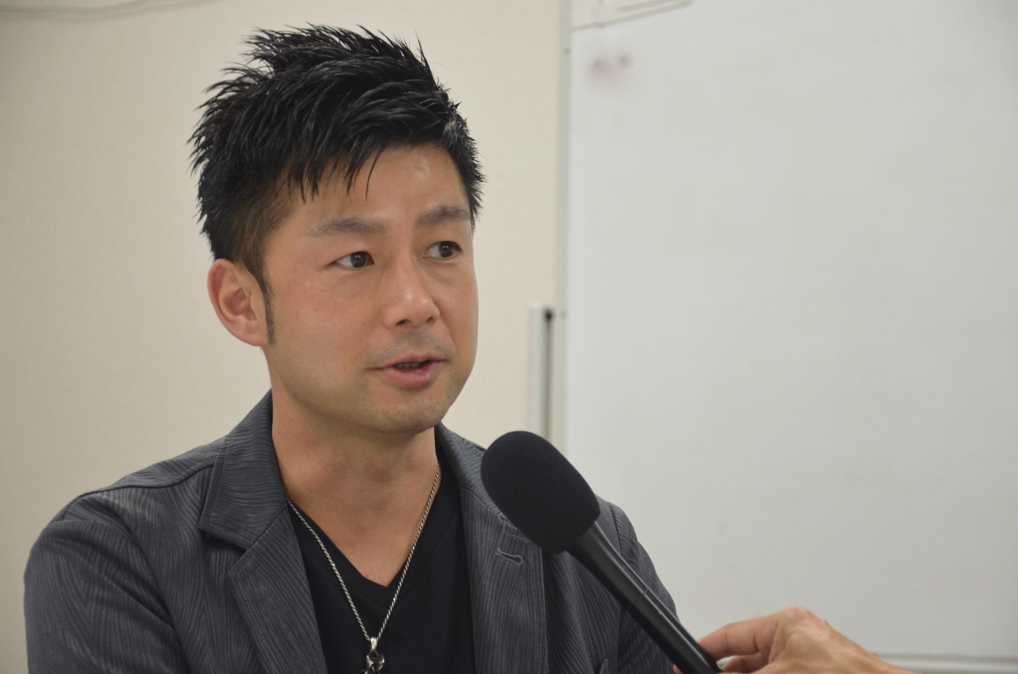 インタビューに答える我龍代表の竹内孝志さん