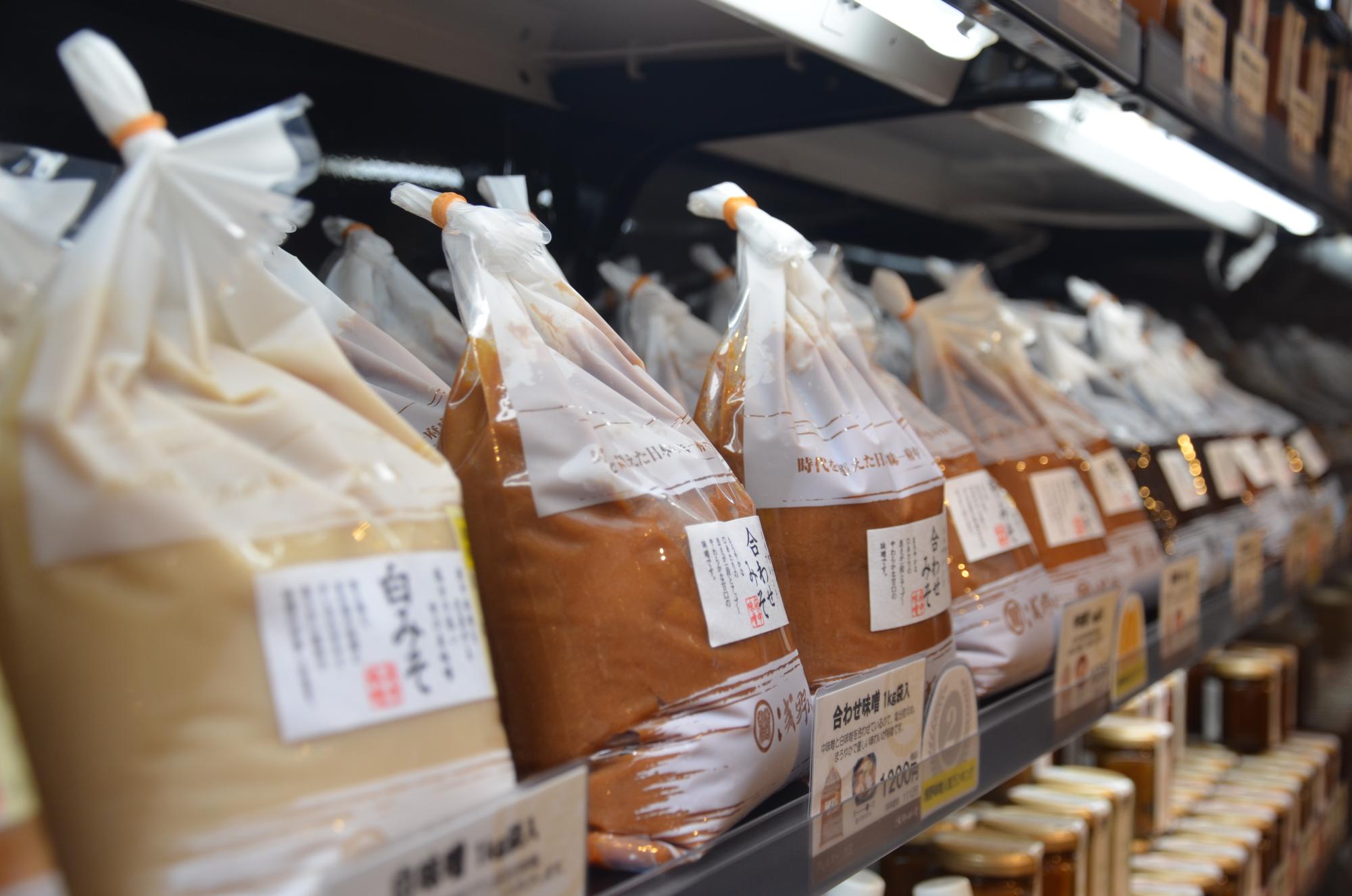 店頭に並ぶ浅野味噌の味噌