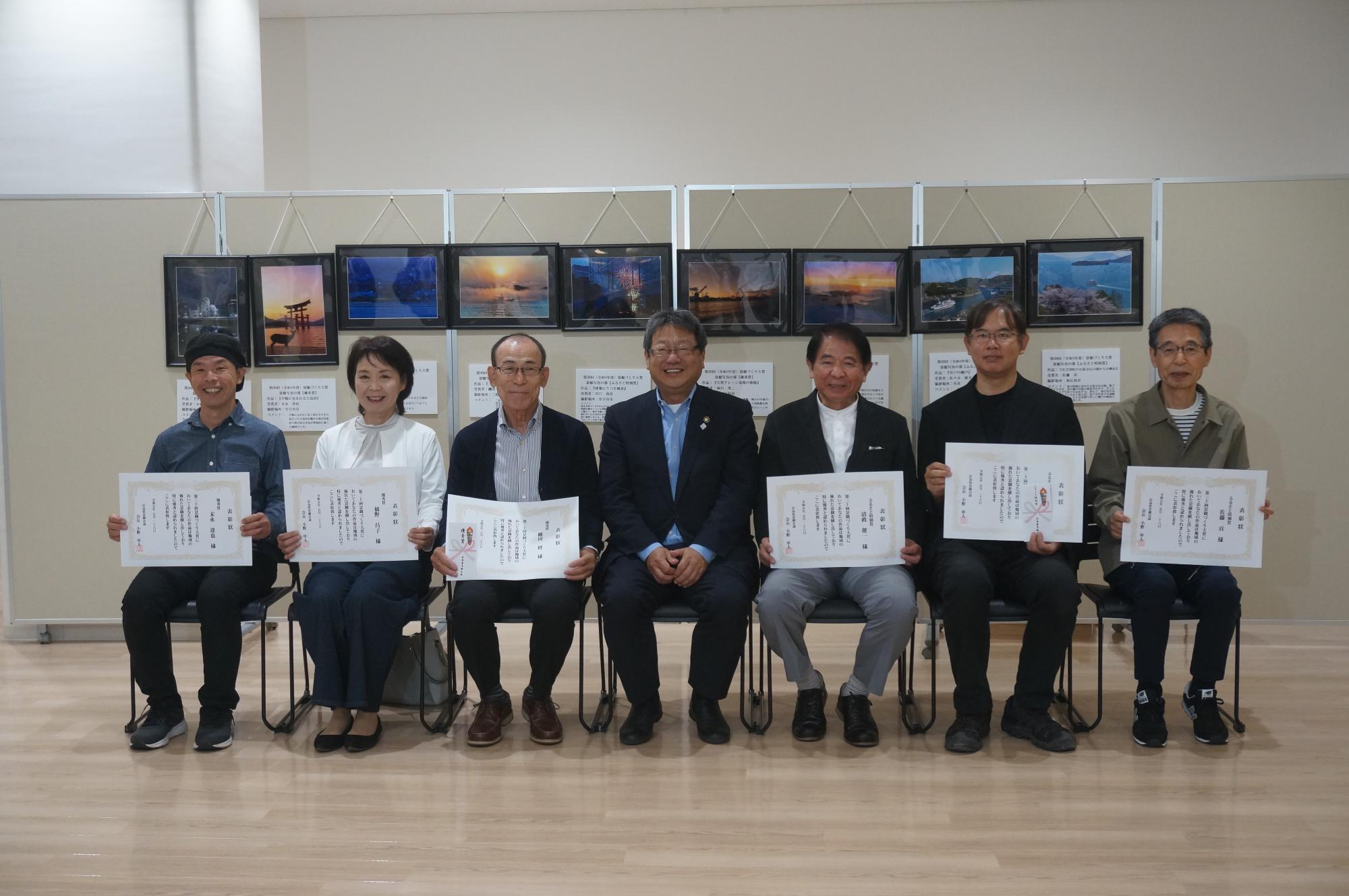 作品、賞状とともに記念写真