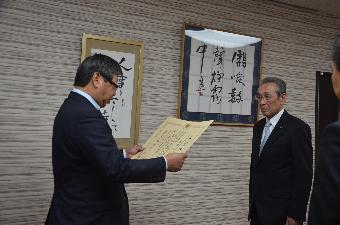 12.2府中市選挙管理委員会高田委員長総理大臣表彰受賞伝達式