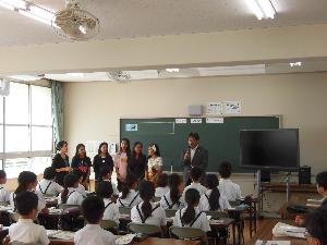 10.3 ライオンズクラブカンボジア研修生と小学生の交流視察