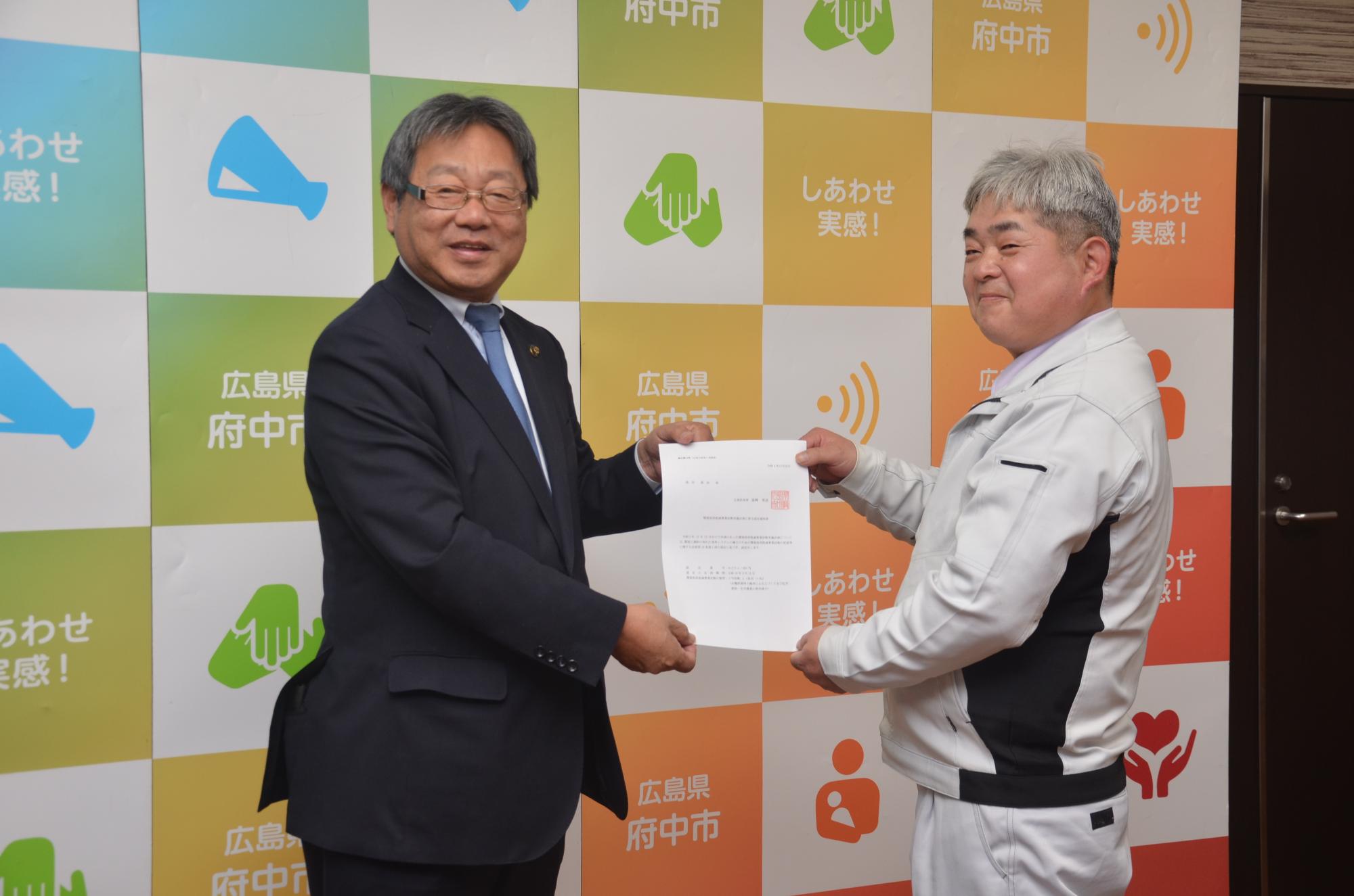 市長から認定通知書を受け取る池田 眞治氏