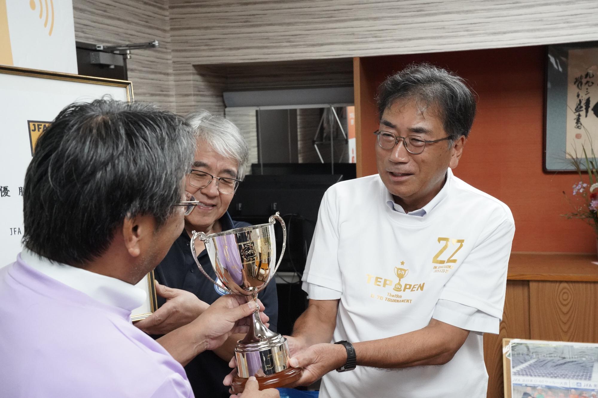 シニアサッカー全日本大会優勝選手によるトロフィー披露