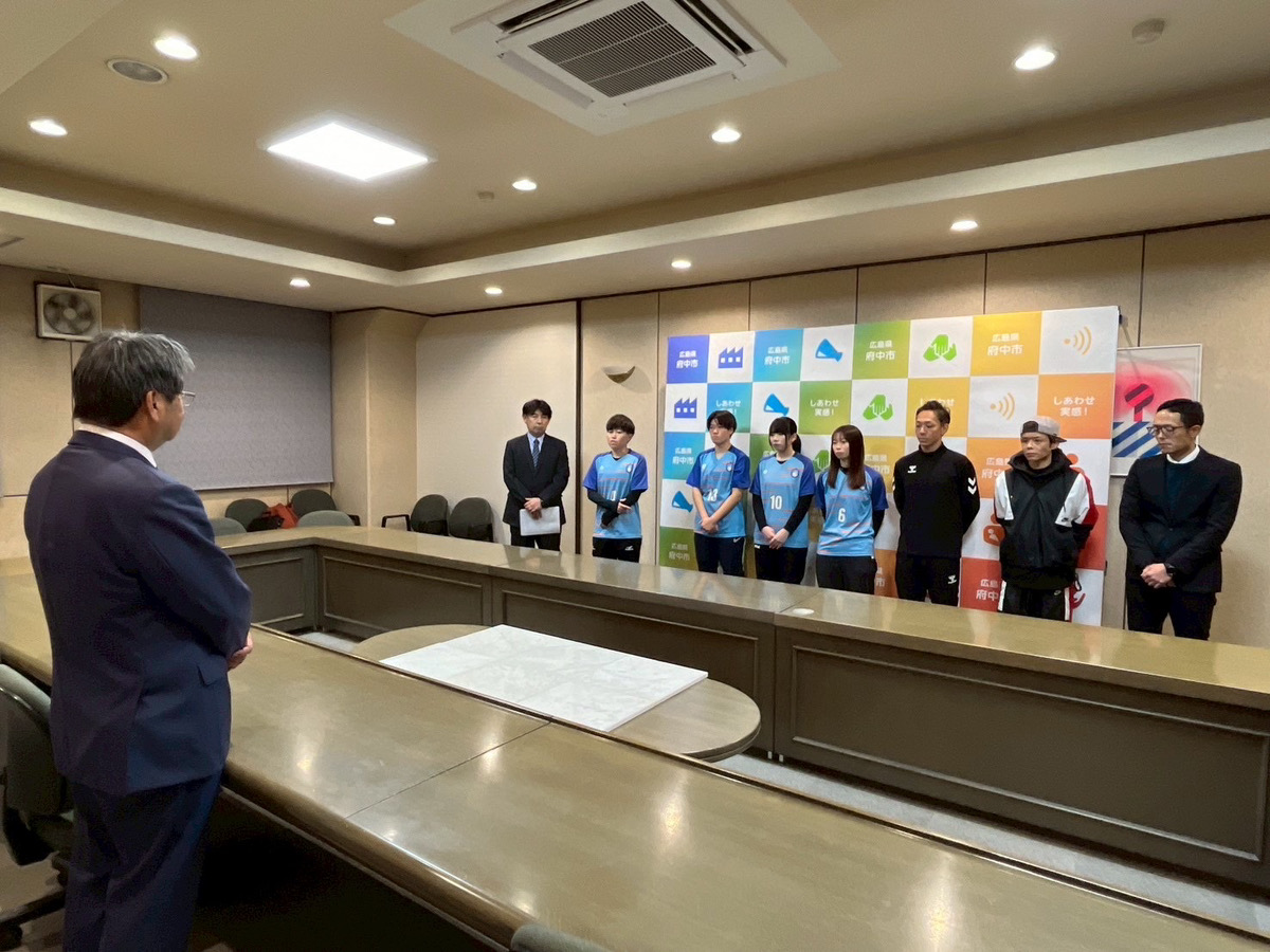 スフィーダ備後府中フットボールクラブの選手たちによる市長への説明