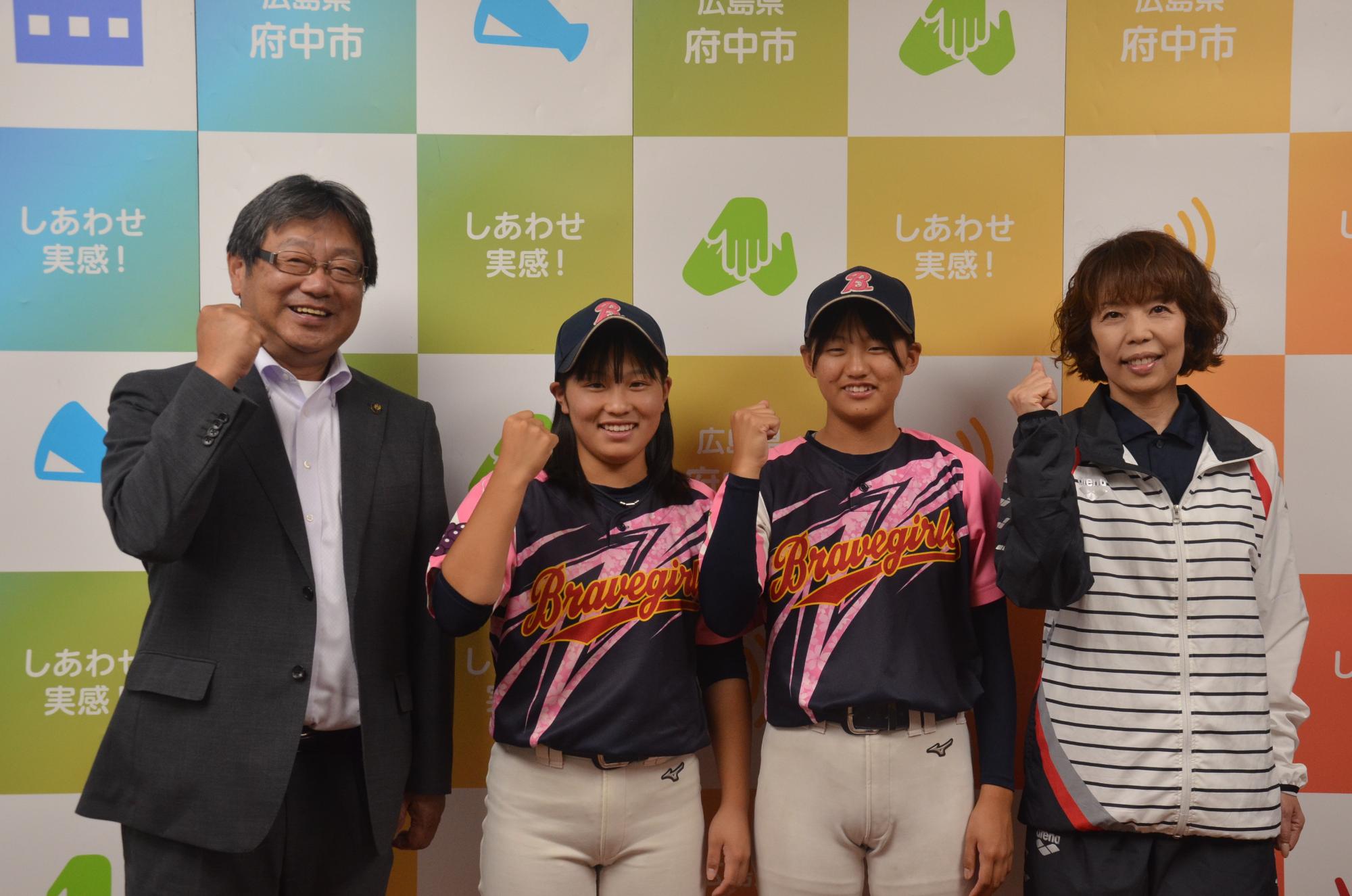 女子軟式野球選手及び水泳選手