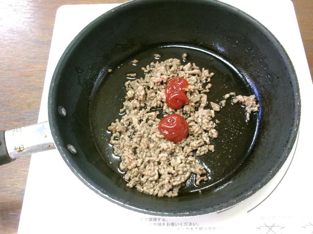 肉を炒める